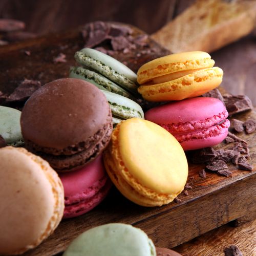 Close up colorful macarons dessert with vintage pastel tones Macarons, la ricetta per prepararli in casa