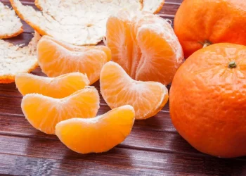 alcuni spicchi di mandarino su un tavolo