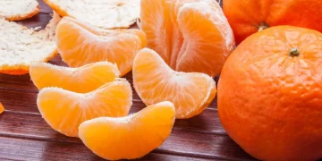 alcuni spicchi di mandarino su un tavolo