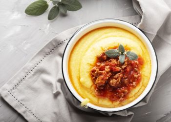 Un piatto di polenta con il sugo di carne