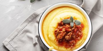 Un piatto di polenta con il sugo di carne