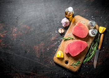due tranci di tonno fresco su un tagliere