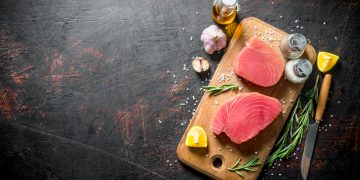 due tranci di tonno fresco su un tagliere