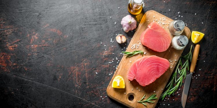 due tranci di tonno fresco su un tagliere