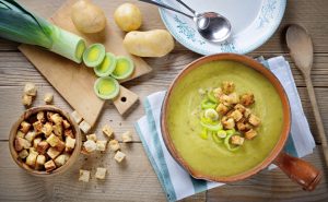 Vellutata di porri e patate: una ricetta detox e cremosa