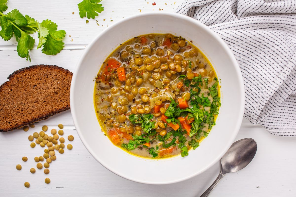 Lenticchie gialle decorticate con zucchine e crostini di pane