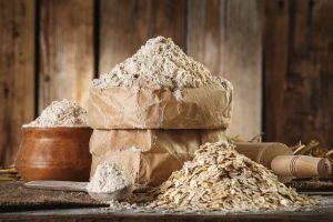 Farina d’avena: proprietà, usi, come prepararla in casa, valori nutrizionali e ricette