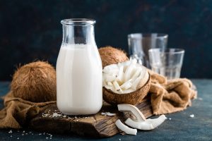 Latte di cocco: cos’è, proprietà nutrizionali, benefici, come farlo in casa, usi in cucina