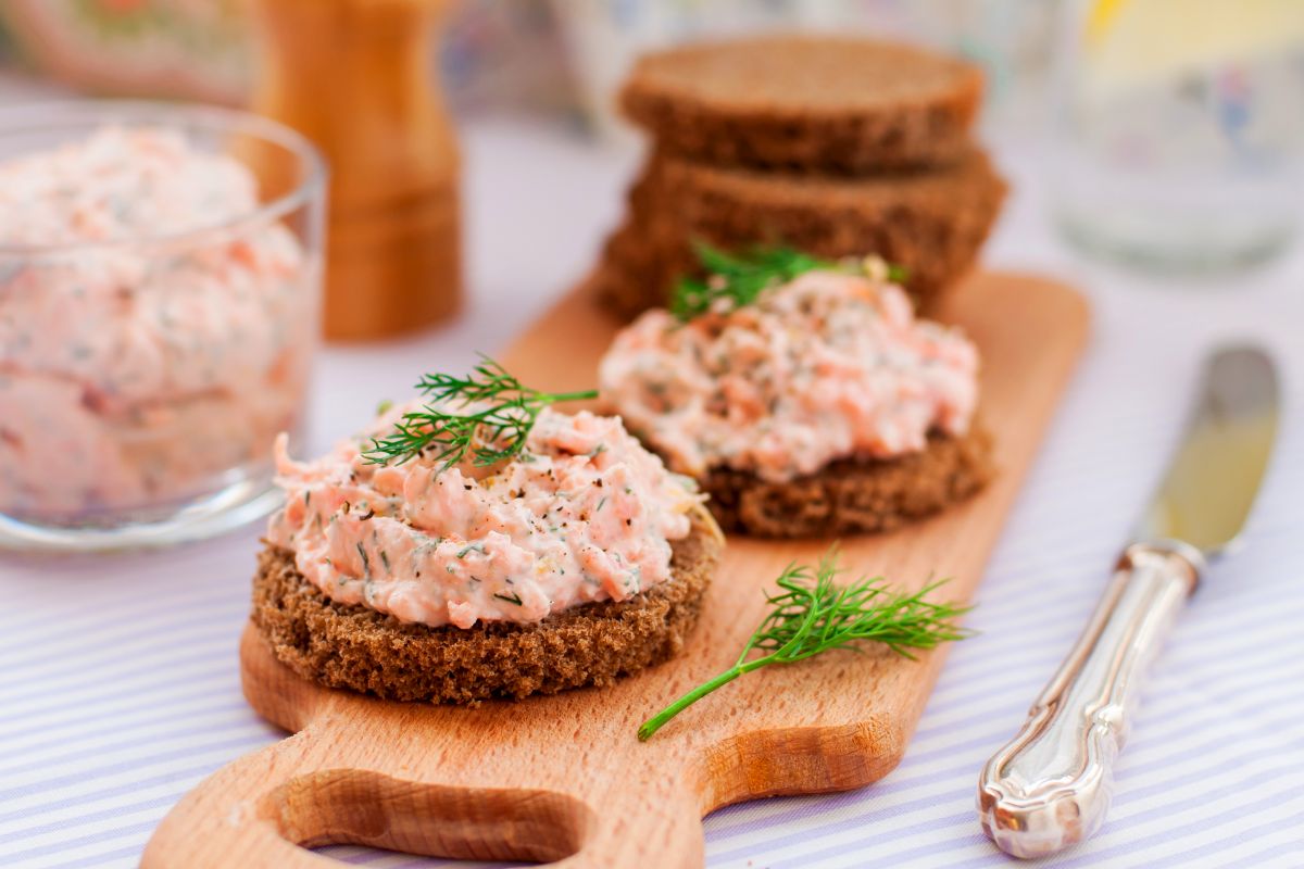 mousse di salmone, deliziosa sul pane nero