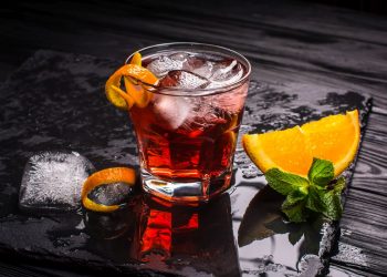 cocktail: un bicchiere di negroni con una fetta di arancia