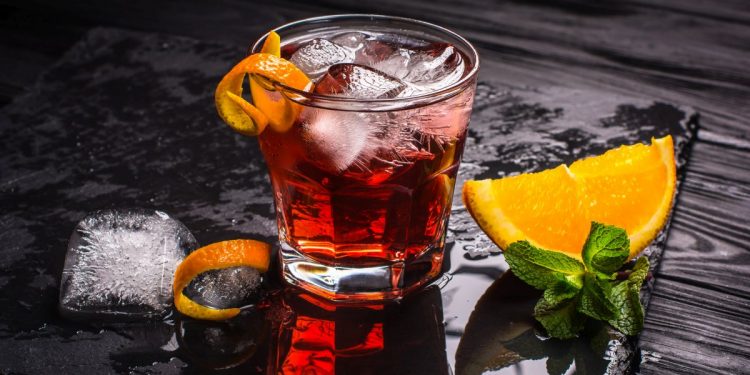 cocktail: un bicchiere di negroni con una fetta di arancia
