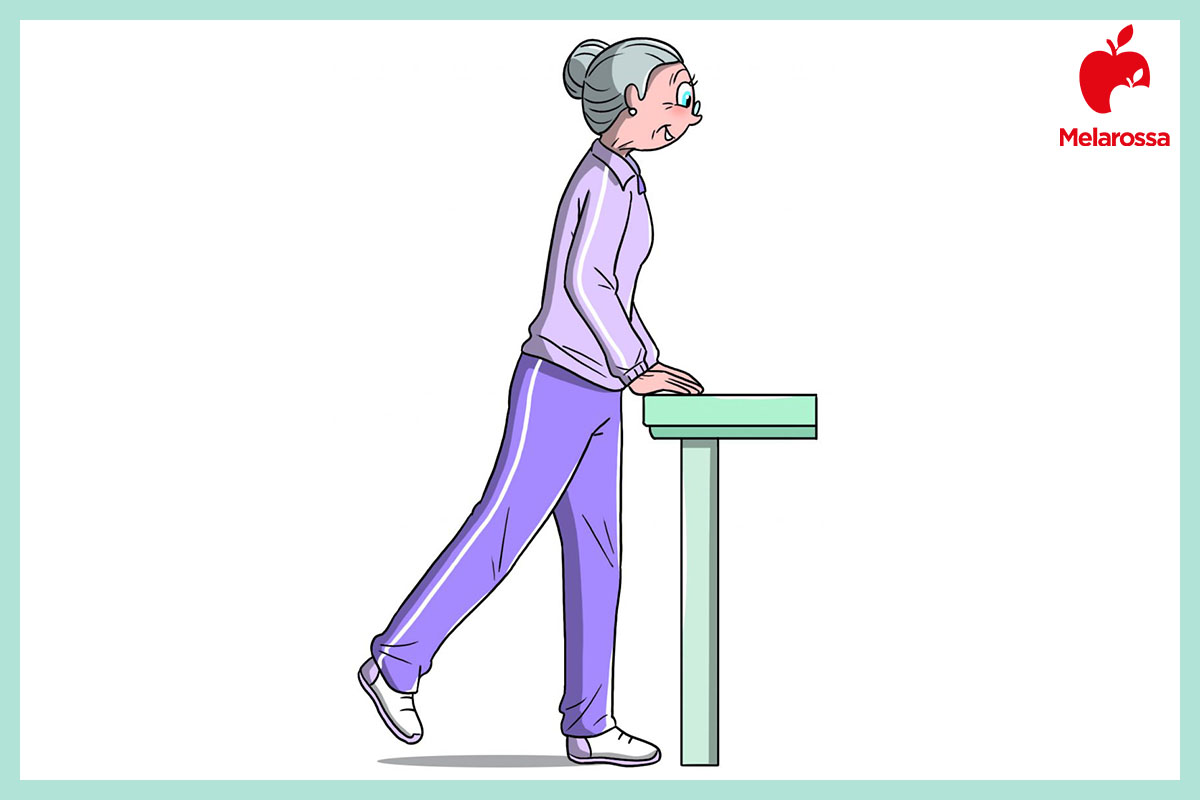 sport  per anziani: ginnasta da fare in casa per migliorare l'equilibrio