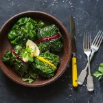 Bietola in padella: semplice, sana e con tante varianti 1 bietola in padella servito in un piatto marrone rotondo, con forchette e coltello accanto