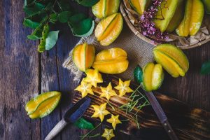 Carambola, il frutto esotico: cos’è, proprietà e  benefici, stagionalità, come si mangia e usi in cucina