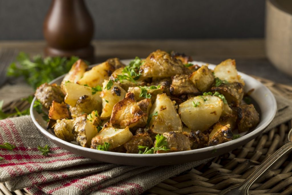 su tovagliolo a quadri un piatto tondo con carciofi e patate