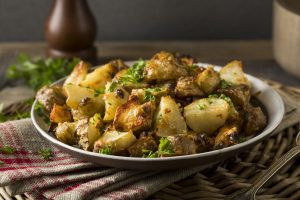 Carciofi e patate: la ricetta al forno e in padella
