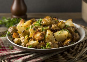 su tovagliolo a quadri un piatto tondo con carciofi e patate
