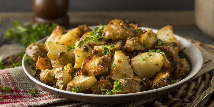 su tovagliolo a quadri un piatto tondo con carciofi e patate