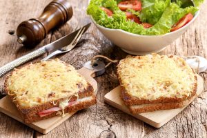 Croque monsieur,il famoso sandwich francese, ricetta classica e varianti più leggere
