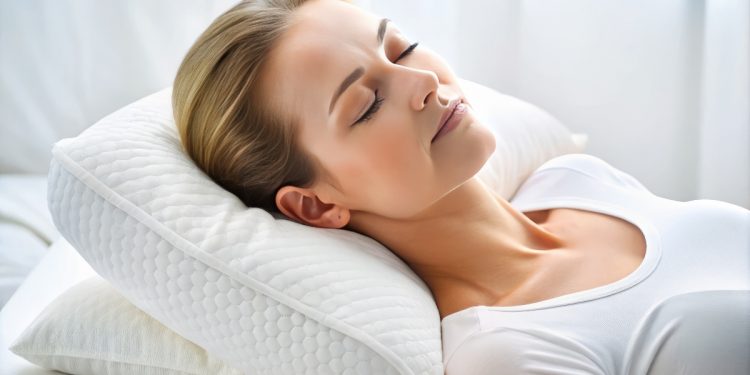 donna a letto che dorme supina con un cuscino per cervicale