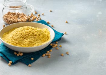 Farina di ceci in una ciotola