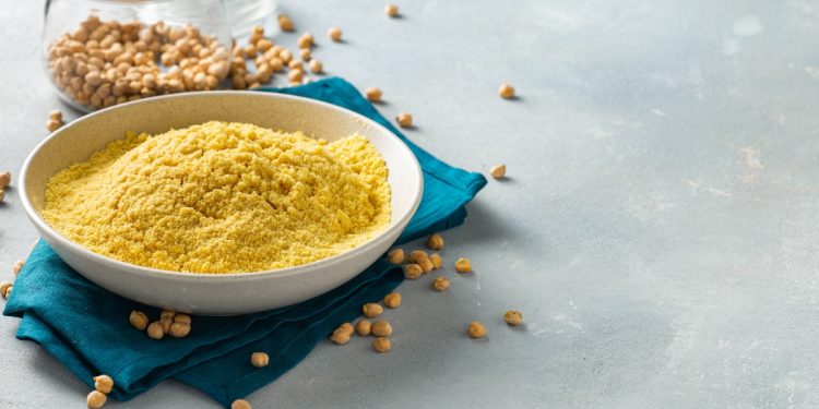 Farina di ceci in una ciotola