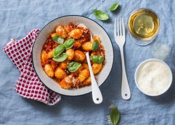 piatto tondo su fondo azzurro con gnocchi di ricotta