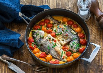 padella con manico con dentro due orate all'acqua pazza
