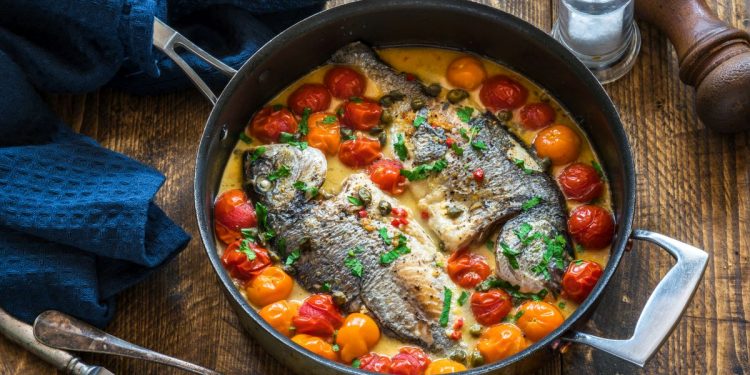 padella con manico con dentro due orate all'acqua pazza