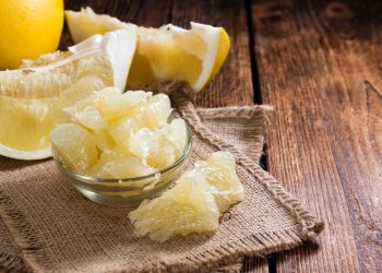 pomelo: cos'è, benefici, come sbucciarlo, valori nutrizionali e usi in cucina e in cosmesi