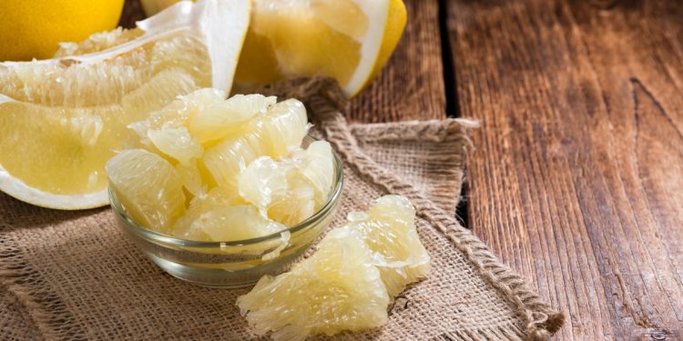 pomelo: cos'è, benefici, come sbucciarlo, valori nutrizionali e usi in cucina e in cosmesi