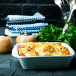 Sformato di cavolfiore, uno squisito piatto unico vegetariano 1 su base scura una teglia piena di sformato di cavolfiore