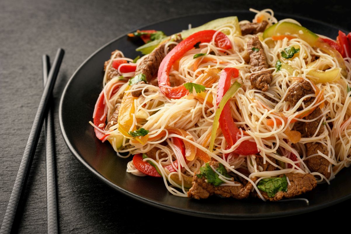 spaghetti di riso con carne e verdure