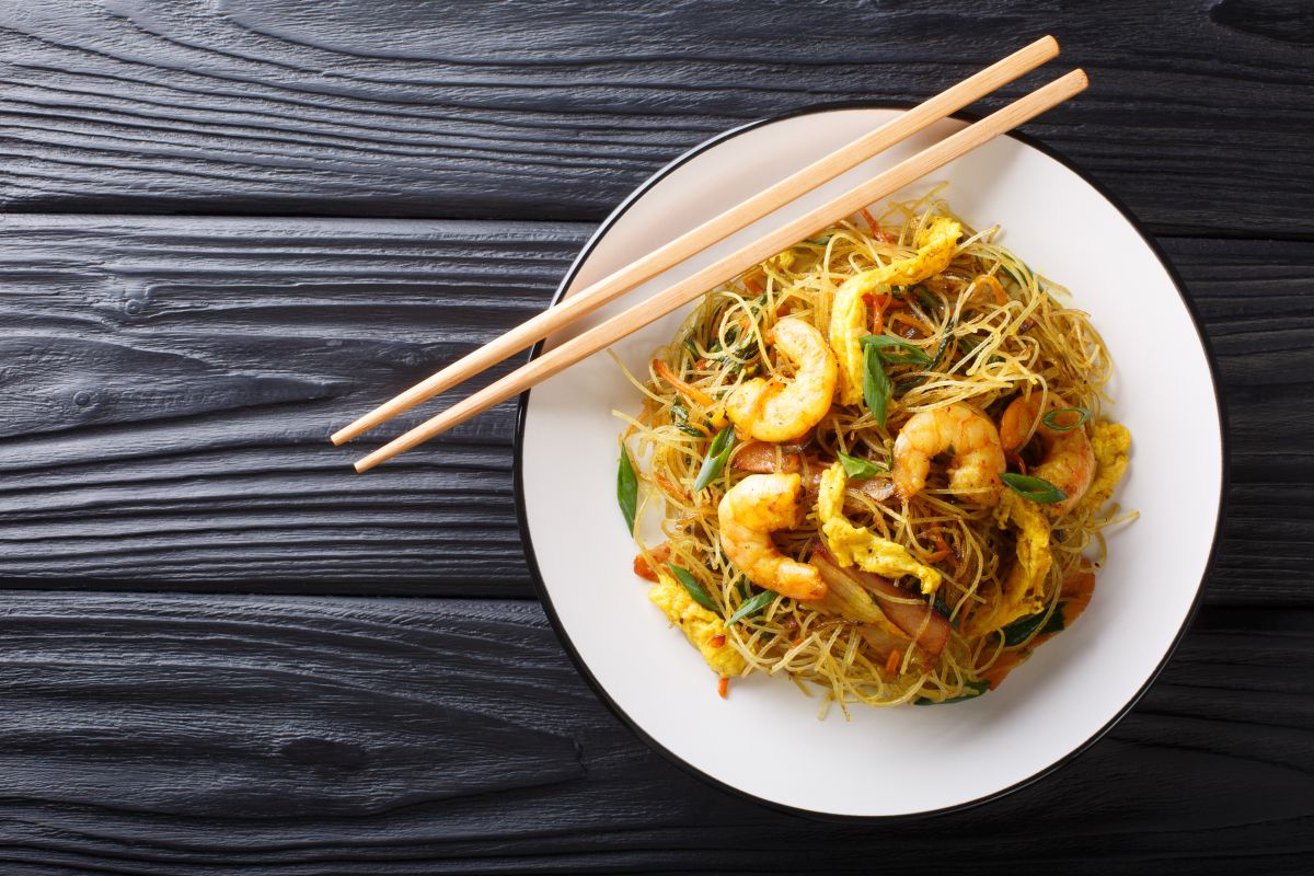 spaghetti di riso con gamberi e verdure