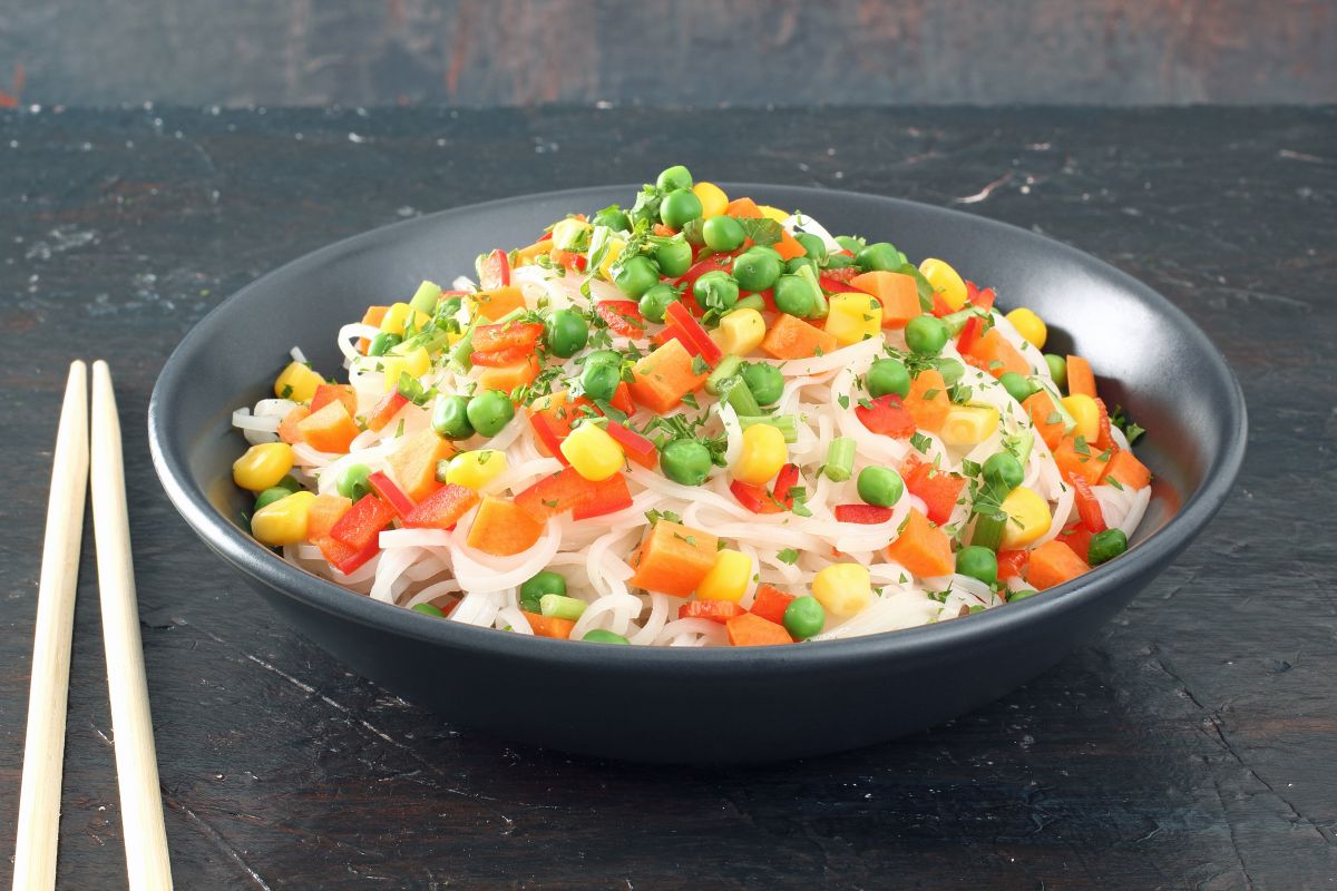 spaghetti di riso con verdure