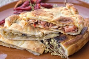 Tiella di Gaeta, una golosa torta salata ripiena