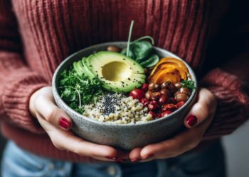 alimenti con potassio: una ciotola ricca di cibi che contengono potassio come l'avocado