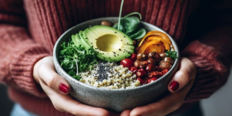 alimenti con potassio: una ciotola ricca di cibi che contengono potassio come l'avocado