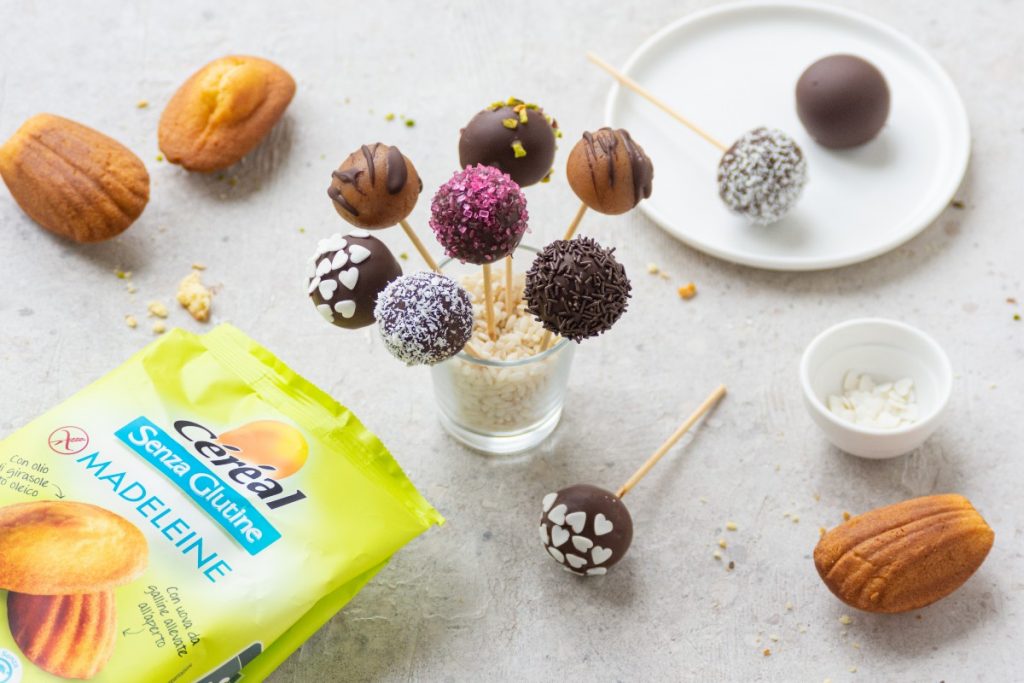 Cake pops: la ricetta al cioccolato senza glutine 5 un bicchiere con t bastoncini con cake pops di diversi gusti e colori