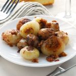 Cipolline in agrodolce: ricetta facile in padella 1 piatto tondo bianco con cipolline in agrodolce caramellate