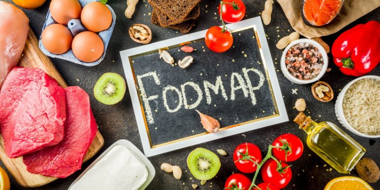 foto con al centro una lavagna con scritta FODMAP e attorno cibi come uova, pomodori, uova per descrivere la dieta per colon irrritabile
