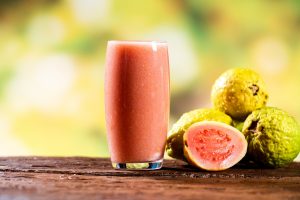 Guava: proprietà, benefici e usi del frutto esotico ricco di vitamina C