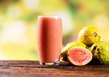 guava: frutto tropicale tra proprietà, benefici, come si mangia e usi