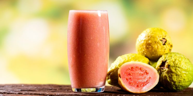 guava: frutto tropicale tra proprietà, benefici, come si mangia e usi