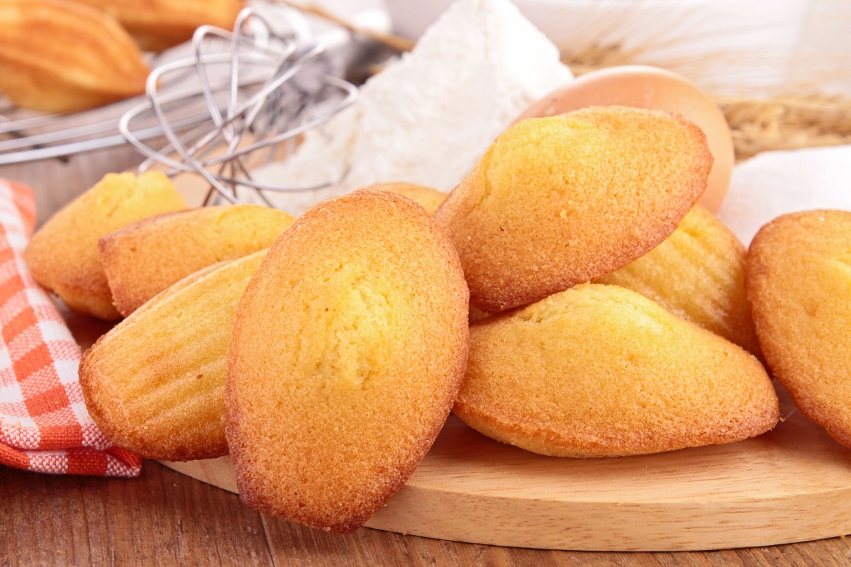 Immagini Stock - Casalinghe Tradizionali Madeleines Francese Biscotti In  Uno Speciale Stampo Madeleine Su Un Tavolo Rustico In Legno, Messa A Fuoco  Selettiva. Image 56727592