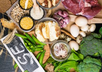 Alcuni alimenti su un tavolo ricchi di selenio