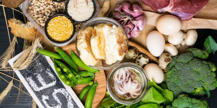 Alcuni alimenti su un tavolo ricchi di selenio