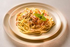 Spaghetti con speck, un primo dal sapore innovativo
