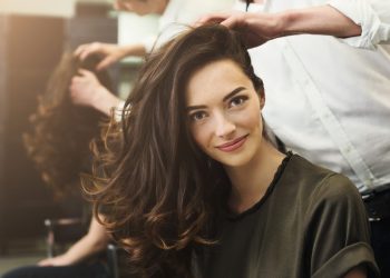 Donna dal parrucchiere con capelli lunghi bellissimi perché prende integratori per capelli