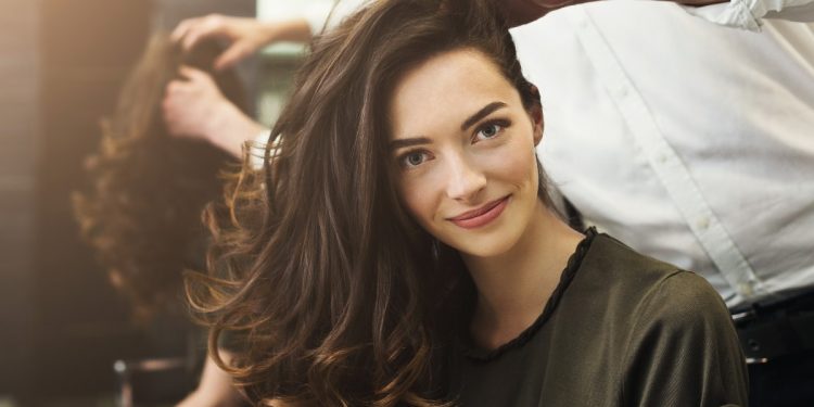 Donna dal parrucchiere con capelli lunghi bellissimi perché prende integratori per capelli